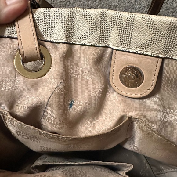 Michael Kors tote. Great condition. 1 mark shown in pictures. Authentic - Picture 2 of 6